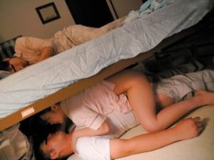 Bắt gặp ôn lại kỷ niệm xưa khi trú mưa tại khách sạn